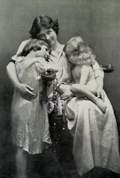 Photo of Isadora Duncan with her children